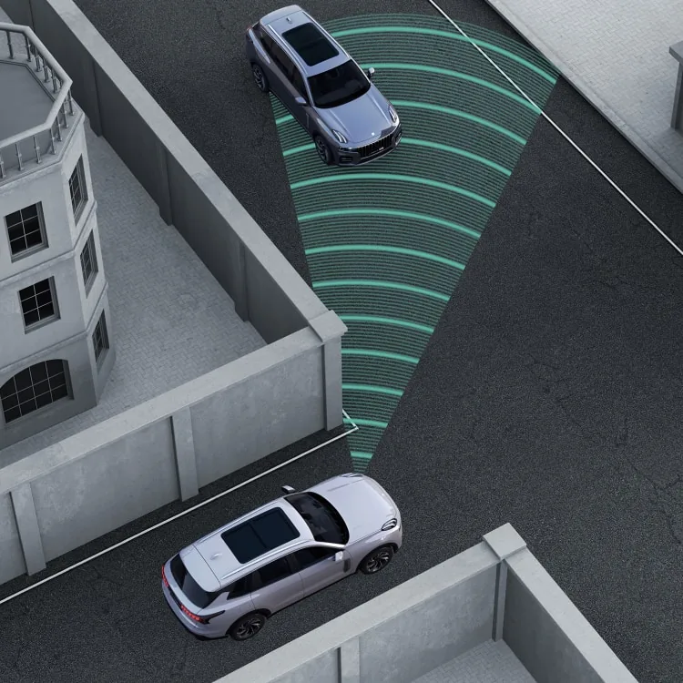 Alerta de tráfico cruzado frontal del Lynk & Co 09