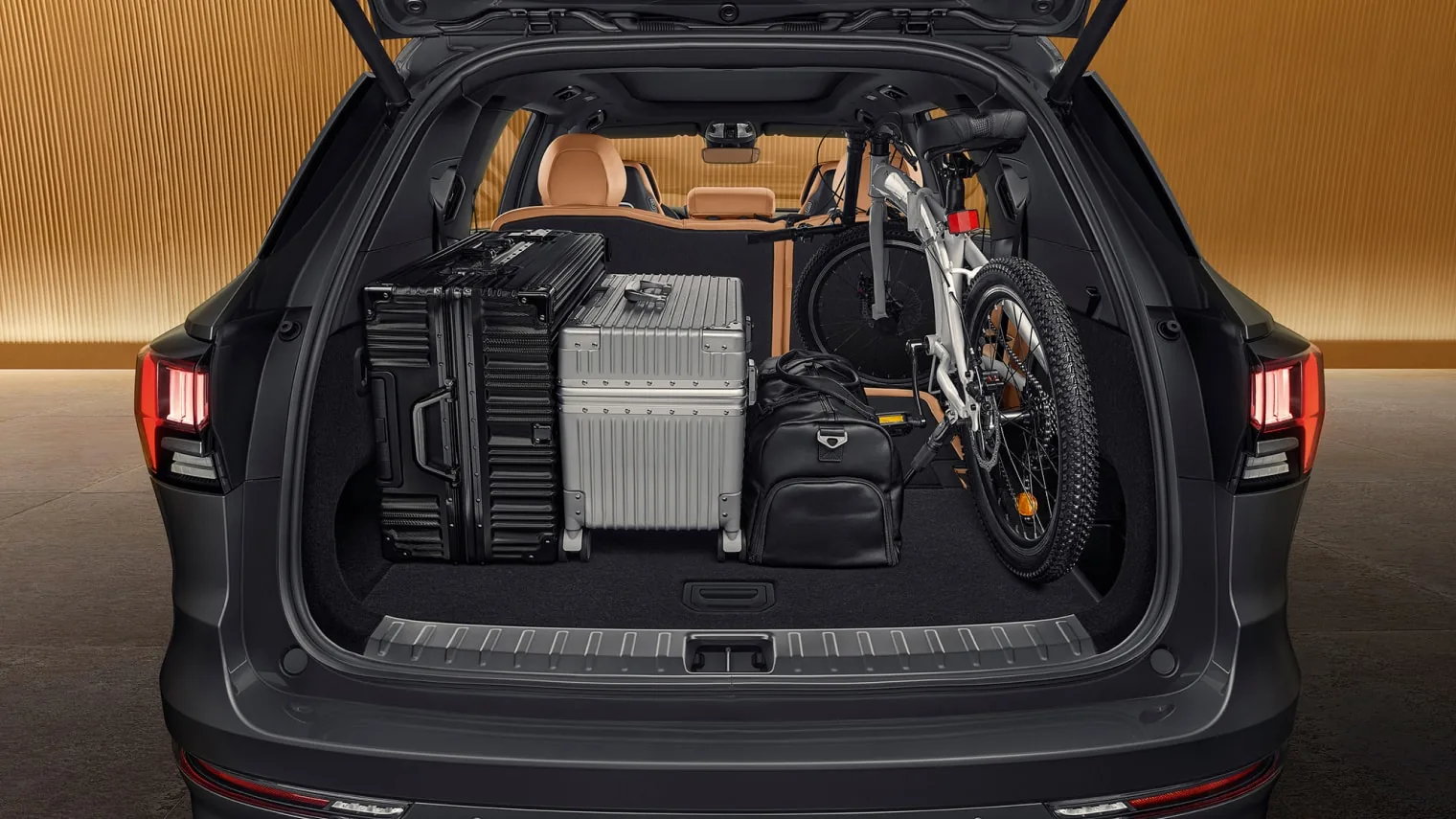 Maletero amplio del Lynk & Co 09 con equipaje y bicicleta